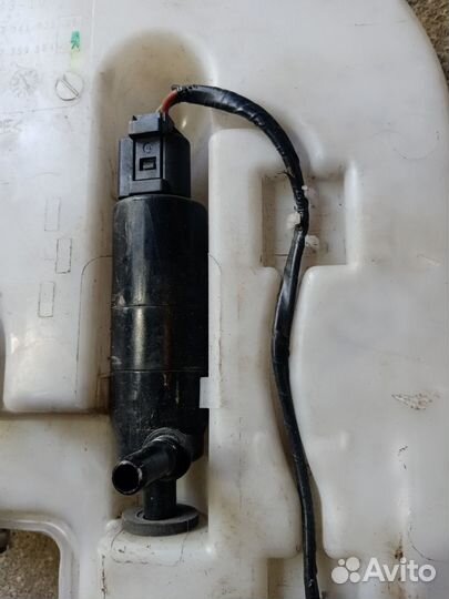 Бачок омывателя на бмв Х4, Х3 F26/25 2015r