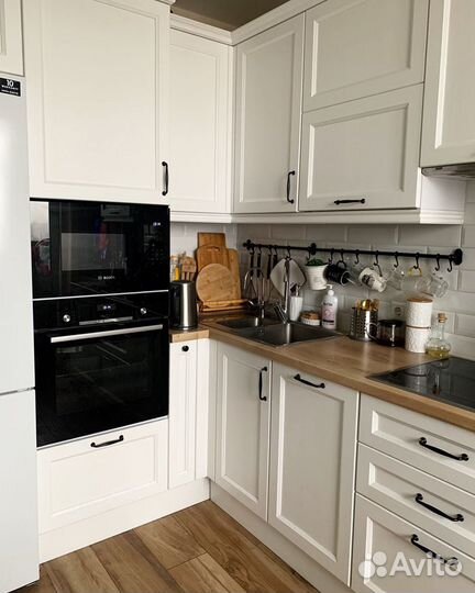 Кухня белая Кухня неоклассика для маленькой кварти