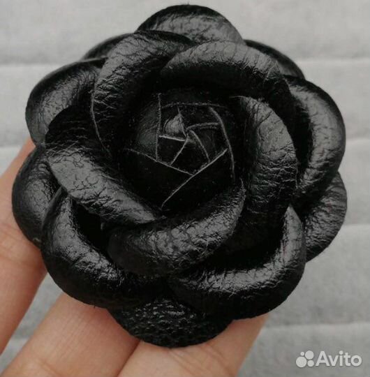 Брошь роза из эко кожи резинка для волос