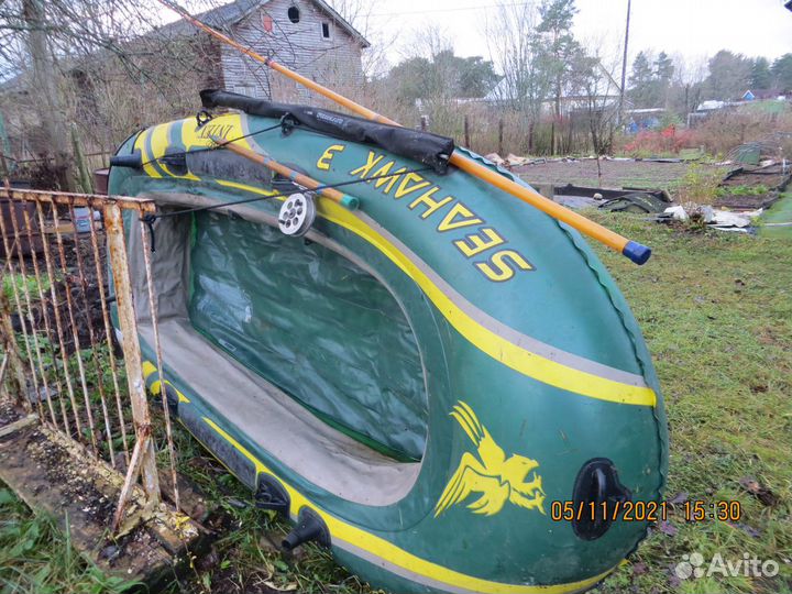 Лодка, удочки, катушки