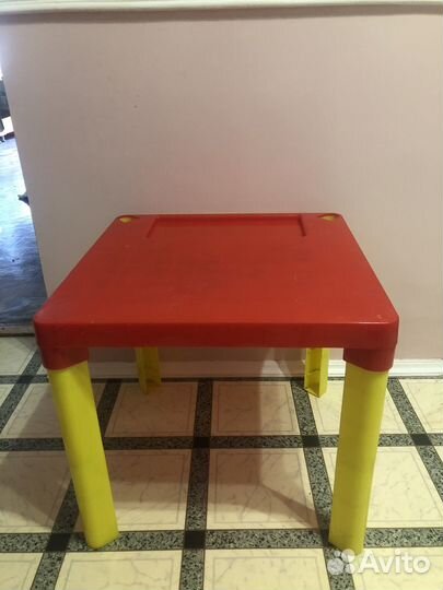 Детский столик для настольных игр