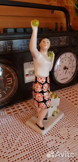 Статуэтка Сборщица яблок Лфз