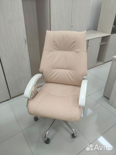Компьютерное кресло руководителя