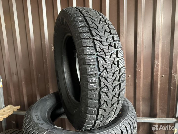 Royal Black Royal Stud II 205/70 R15 96T