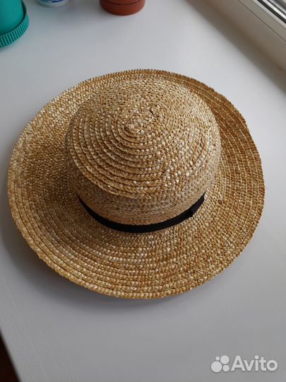 Соломенная шляпа с широкими полями летняя