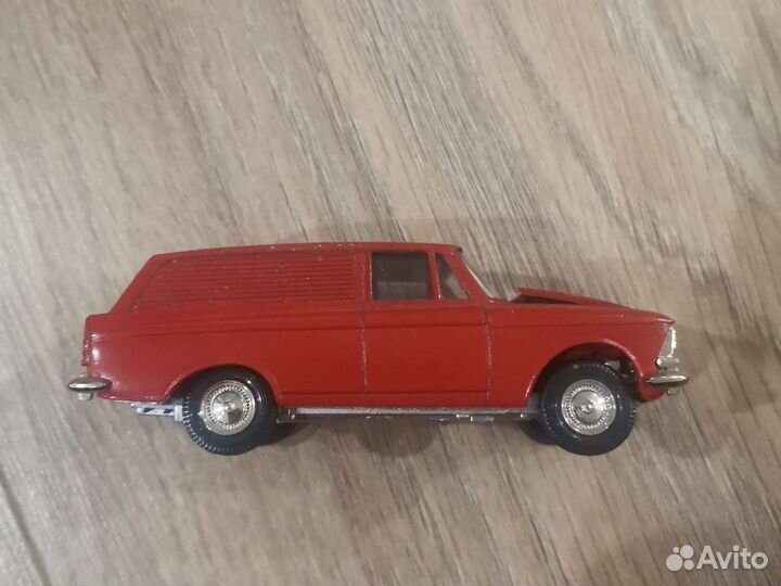 Модель автомобиля 1 :43