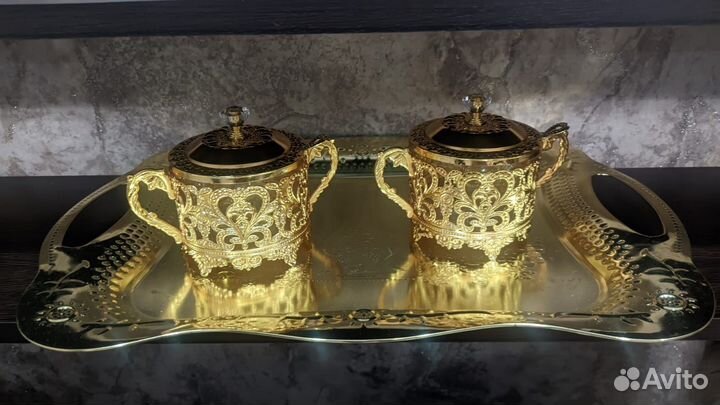 Поднос и сахарницы с ложкой