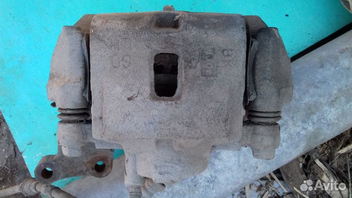 Суппорт передний правый Киа Спектра