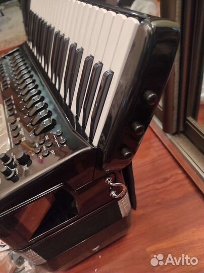 Аккордеон Roland 8 х,Италия,новый