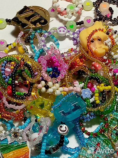 Украшения и фигурки из бисера
