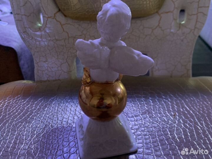 Форфоровая статуэтка