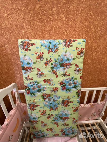 Детская кроватка с маятником белая