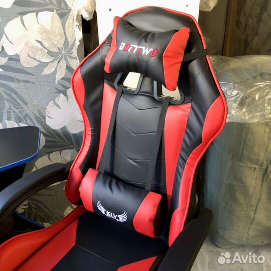 Компьютерное кресло геймерское с подножкой