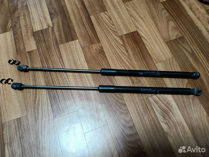 Амортизаторы двери багажника Сандеро-1