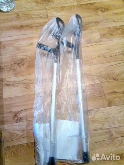 Костыли подлокотные черного цвета, новые