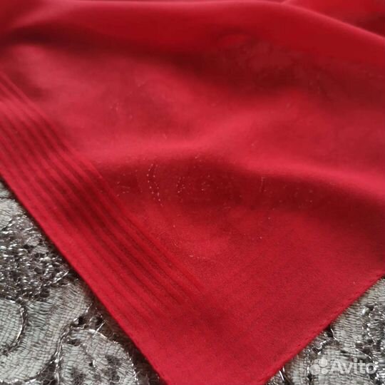 Платок яркий красный