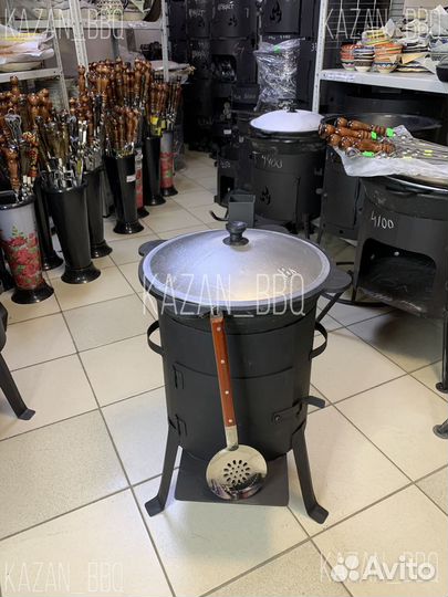 Казан чугунный и печь с трубой