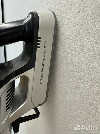 Пылесос вертикальный беспроводной Redmond