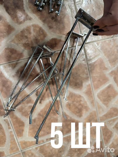 Кронштейн для одежды с креплением к стене. крючки