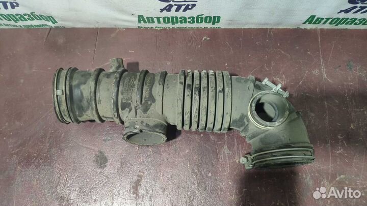 Патрубок воздушного фильтра Mitsubishi Pajero 4