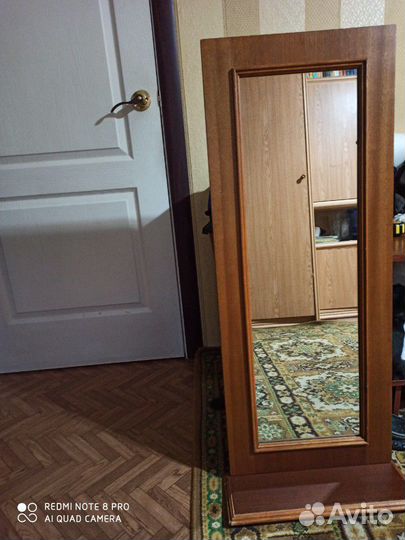 Зеркало в рамке с полочкой для прихожей