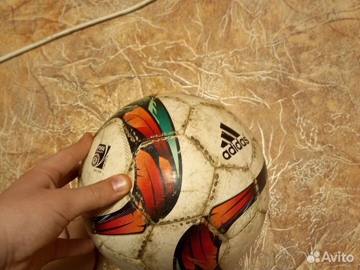 Футбольный мяч adidas