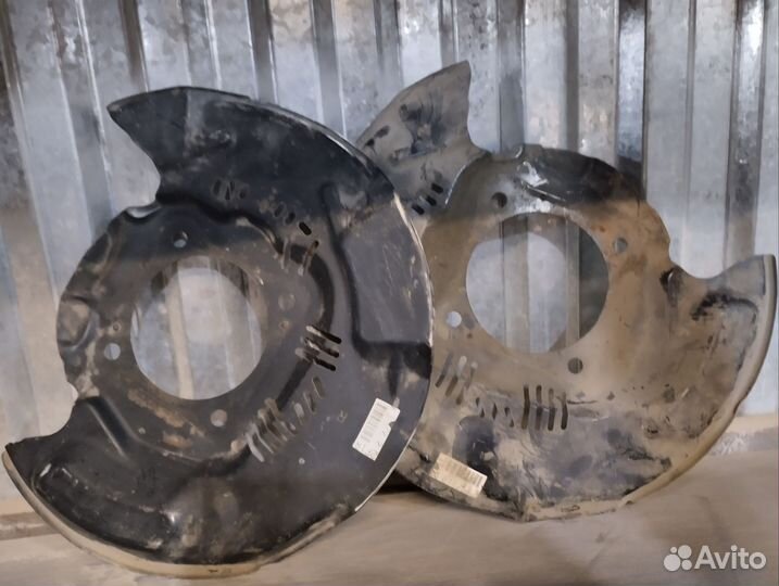 Щиток тормозной Toyota Land Cruiser 200 пере левый