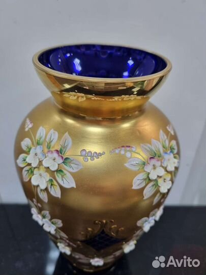 Ваза с лепным декором в виде цветов, цветно