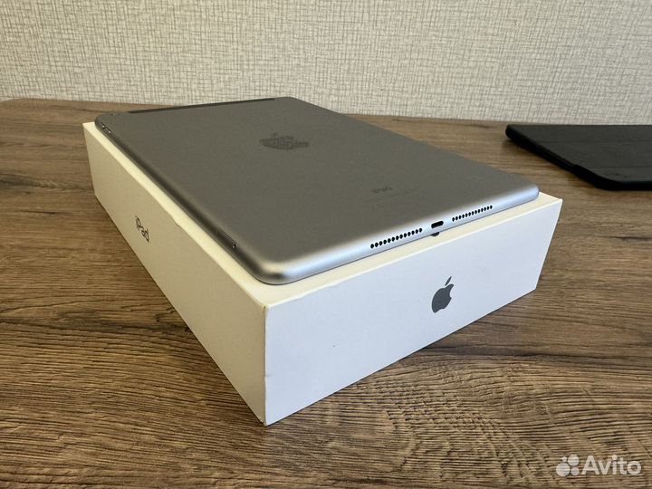 iPad (5-го поколения) 2017 32GB Space Gray