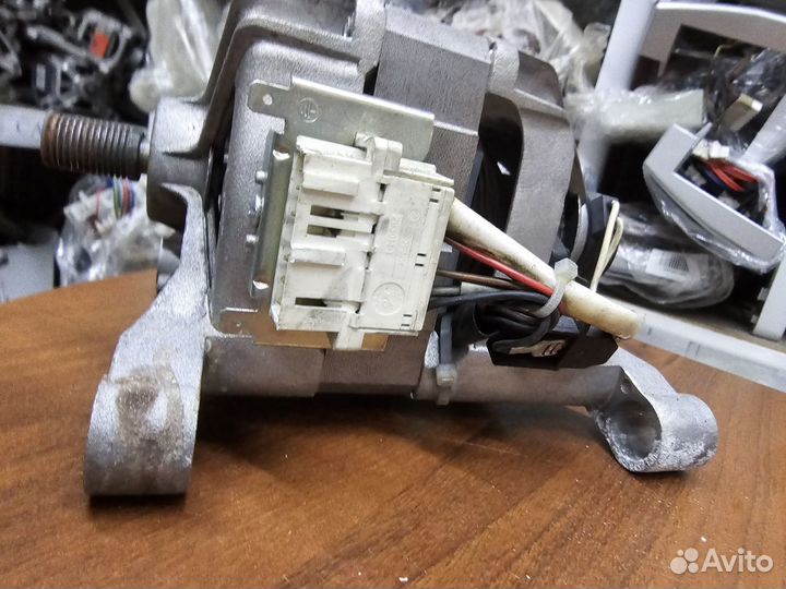 Двигатель от стиральной машины indesit 160024868.0