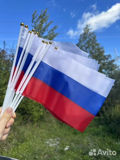 Флаги триколор разные 9 мая