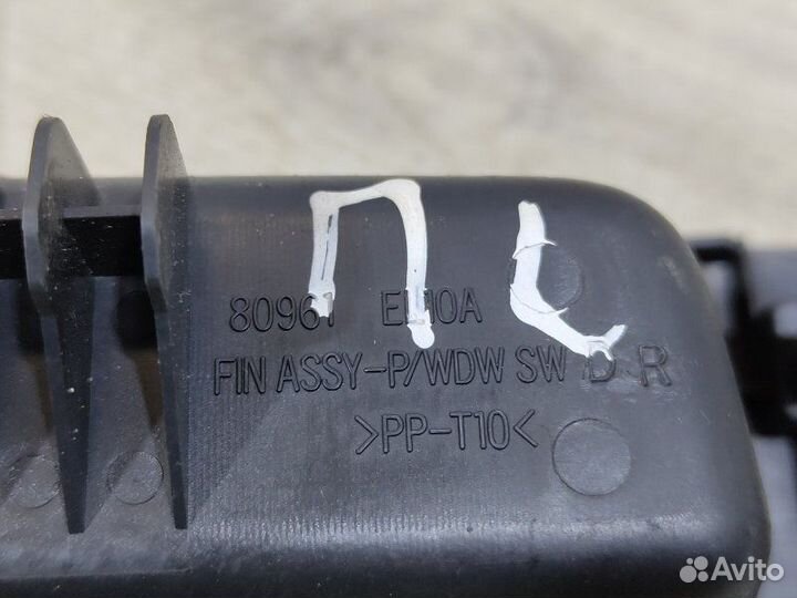 Накладка блока стеклоподъемников передняя левая