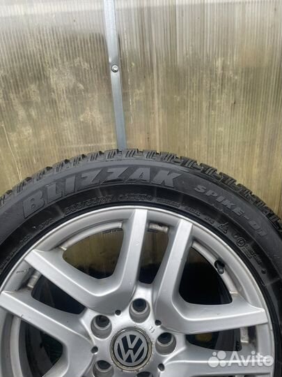 Bridgestone Blizzak Spike-01 235/55 R17 103T