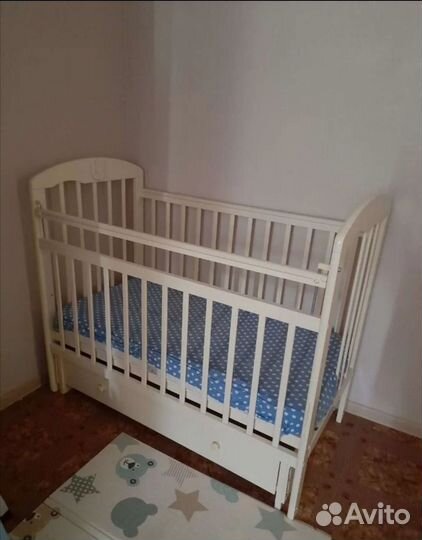 Детская кроватка с ящиком и с маятником