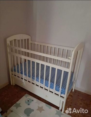 Детская кроватка с ящиком и с маятником