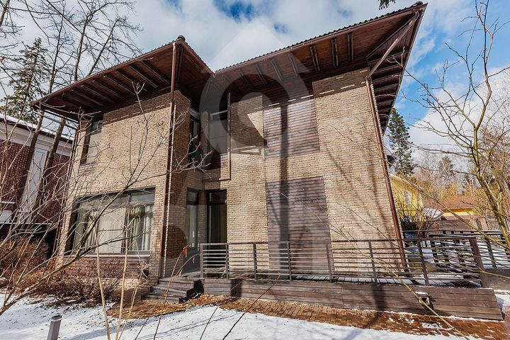 Дом 386 м² на участке 9 сот.