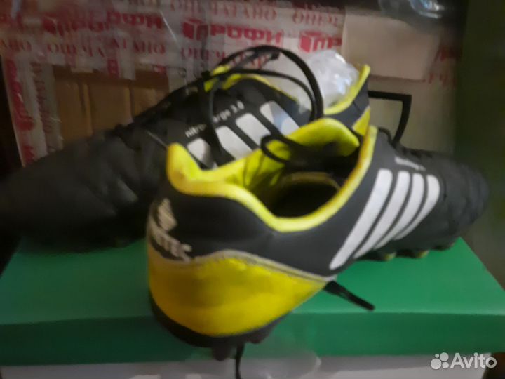 Футбольные бутсы