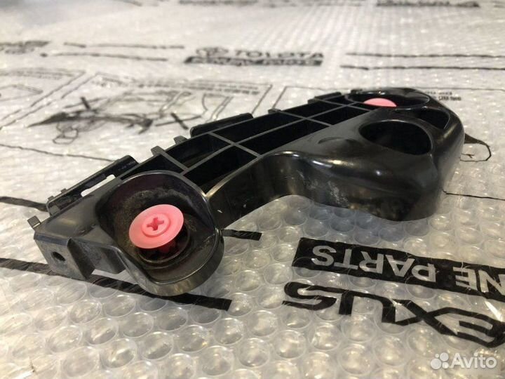 Кронштейн бампера передний правый Toyota Camry V70