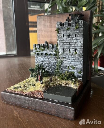 Держатель для книг. Средневековый замок Подставка