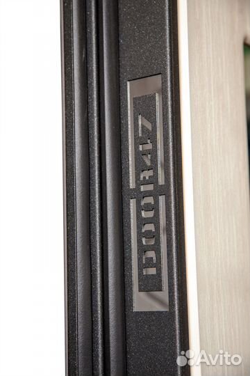 Дверь входная с зеркалом