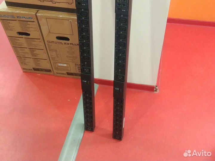 Блок розеток в стойке APC Rack PDU