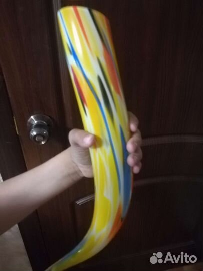 Цветное стекло, петух и рог