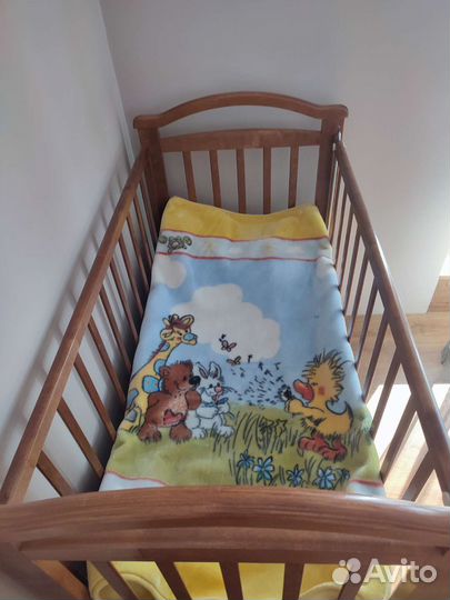 Детская кроватка с маятником