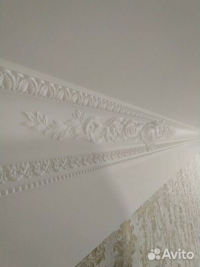 Установка потолочных карнизов плинтусов