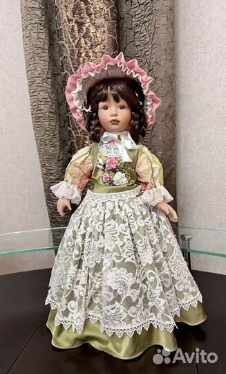 Коллекционная фарфоровая кукла