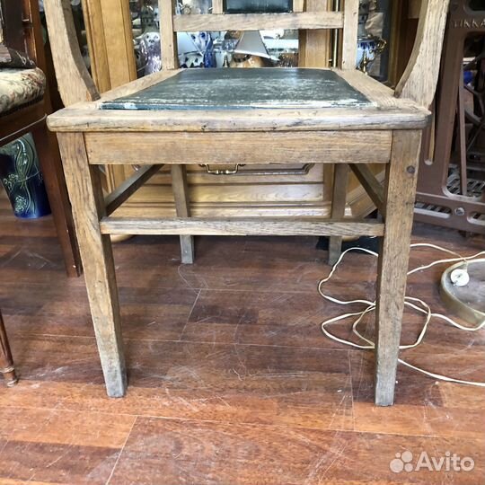 Стул с подлокотниками дубовый