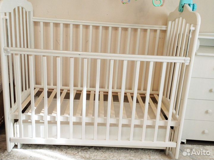 Детская кроватка и пеленальный комод