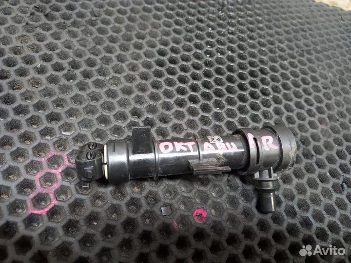 Форсунка омывателя фар передняя правая Skoda