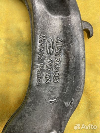 Кронштейн амортизатора левый Audi A4B9