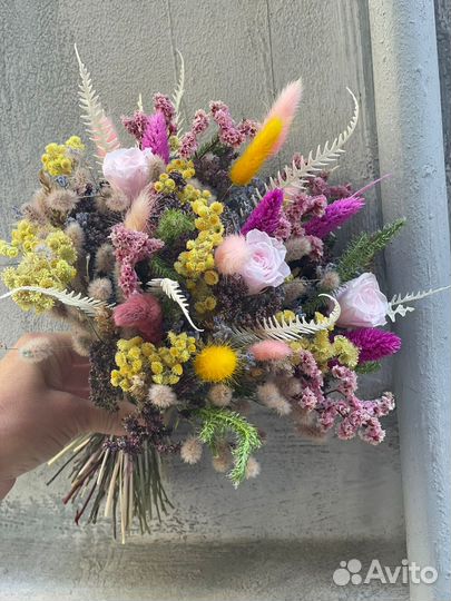 Букет из сухоцветов и стабилизированных цветов